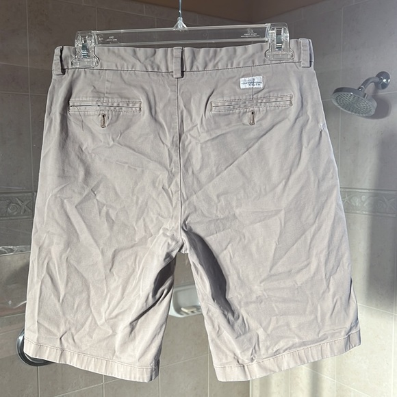 Vineyard Vines 32” Breaker Shorts 9” Inseam - Picture 2 of 5